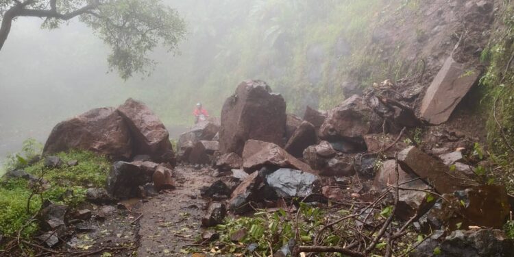 राज्यातील दुसऱ्या क्रमांकाचे थंड हवेचे ठिकाण असलेल्या तोरणमाळचा संपर्क तुटला, सात पायरी घाटात दरड कोसळली