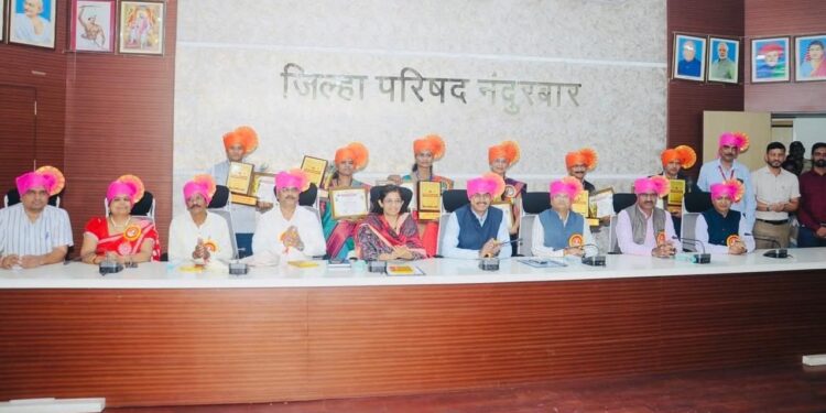 जिल्हाधिकाऱ्यांच्या हस्ते आदर्श शिक्षक पुरस्काराचे वितरण