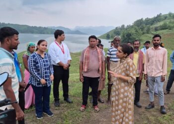 जिल्हाधिकारी डॉ. मित्ताली सेठी यांची नर्मदा काठच्या अतिदुर्गम गावांना भेट