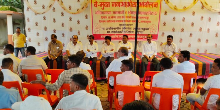 माजी आदिवासी विकासमंत्री आ.डॉ. विजयकुमार गावित,माजी खासदार डॉ. हिना गावित यांच्या मध्यस्थीनंतर रस्ते काम लागले मार्गी