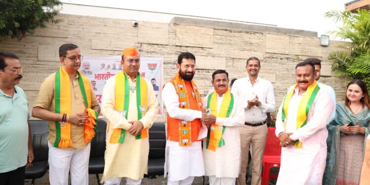 शिंदे शिवसेनेच्या माजी नगरसेवकांसह शेकडो कार्यकर्त्यांच्या भाजपात प्रवेश