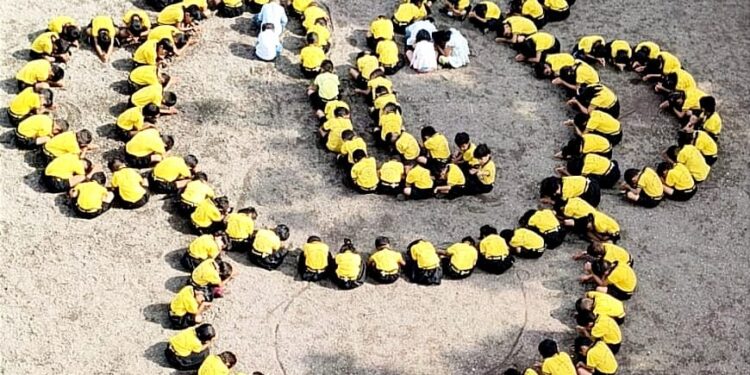 भालेर येथील द फ्युचर स्टेप स्कूलमध्ये गणेशोत्सव निमित्त मानवी साखळीच्या सहाय्याने विद्यार्थ्यांनी साकारले गणेशाची प्रतिकृती