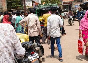 डॉ. हिना गावित यांनी झाडाझडती घेतल्यानंतर अधिकाऱ्यांनी सुरू केले शेतकऱ्यांना युरिया वाटप