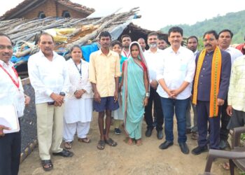 अतिदुर्गम आदिवासी वाड्या-पाड्यांमध्ये जाऊन रुग्णांशी थेट संवाद साधणारे प्रकाश आबिटकर पहिले आरोग्य मंत्री