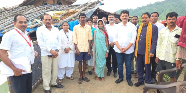 अतिदुर्गम आदिवासी वाड्या-पाड्यांमध्ये जाऊन रुग्णांशी थेट संवाद साधणारे प्रकाश आबिटकर पहिले आरोग्य मंत्री