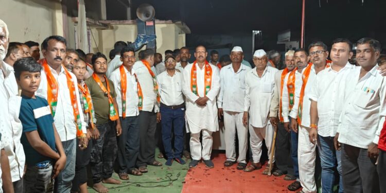 शिंदे शिवसेनेच्या कार्यकर्त्यांचा भाजपात प्रवेश