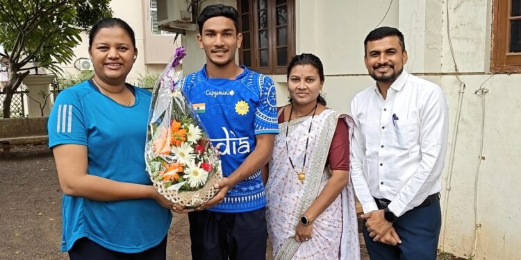 आंतरराष्ट्रीय खेळाडू प्रणव गावित यांचा माजी मंत्री आ. डॉ. विजयकुमार गावित व मा.खा. डॉ. हिना गावित यांच्या हस्ते सत्कार