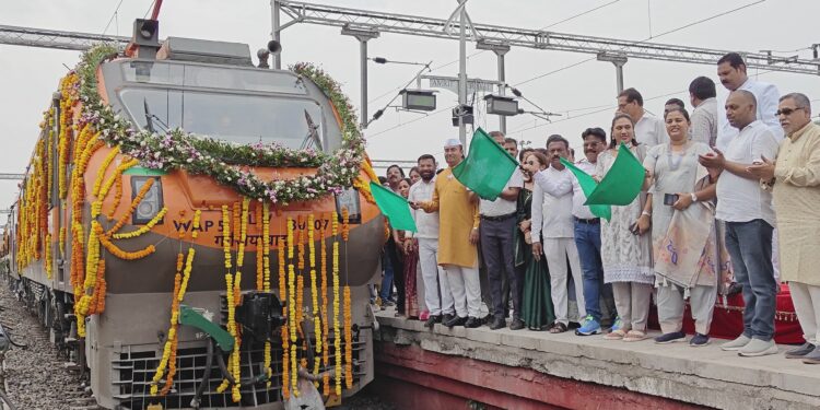 उधना ते ब्रम्हपूर अमृतभारत एक्स्प्रेसला नंदुरबार स्थानकावर माजी खा. डॉ. हिना गावित यांनी दाखवली हिरवी झेंडी