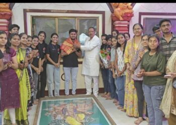 आ.डॉ.विजयकुमार गावित यांनी रांगोळीने  गणराय साकारणाऱ्या कलाकारांच्या पाठीवर दिली कौतुकाची थाप