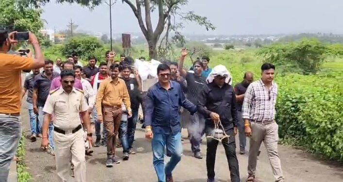 एनएचएम कर्मचाऱ्यांचे बेमुदत कामबंद आंदोलन; शासनाच्या पुतळ्याची अंत्ययात्रा काढून निषेध