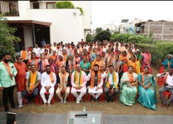 राष्ट्रवादी शरदचंद्र पवार पक्षाच्या शेकडो पदाधिकारी व कार्यकर्त्यांनी केला भाजपात प्रवेश