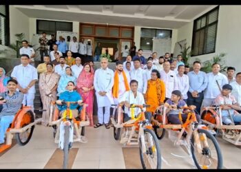 आ.चंद्रकांत रघुवंशींच्या आमदार निधीतून दिव्यांगांना ई-बाईकचे वाटप