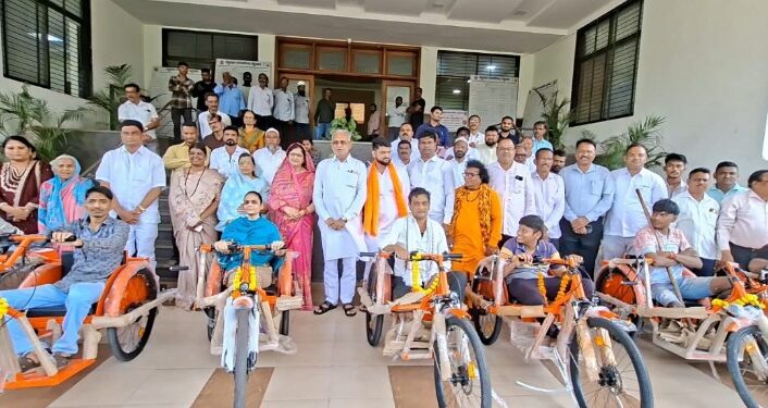 आ.चंद्रकांत रघुवंशींच्या आमदार निधीतून दिव्यांगांना ई-बाईकचे वाटप