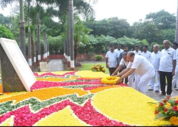 सहकार महर्षी अण्णासाहेब पी.के. पाटील यांच्या स्मृतिदिनानिमित्त अभिवादन