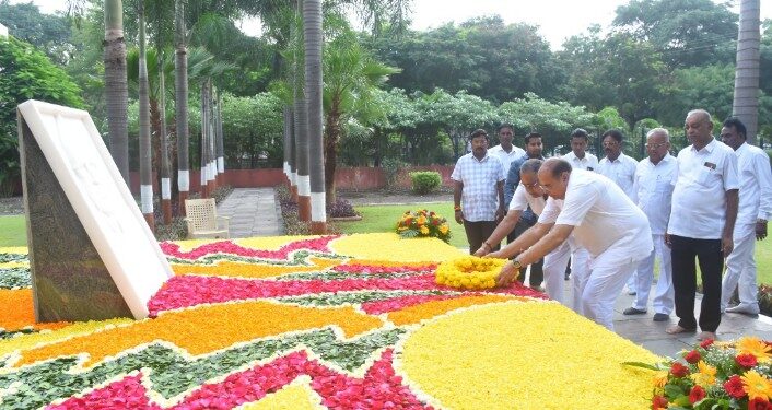 सहकार महर्षी अण्णासाहेब पी.के. पाटील यांच्या स्मृतिदिनानिमित्त अभिवादन