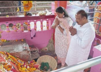 नवरात्रीच्या पहिल्याच दिवशी खोडाई मातेच्या चरणी गावित परिवार, जिल्ह्यासाठी सुख-समृद्धी, शांततेची प्रार्थना