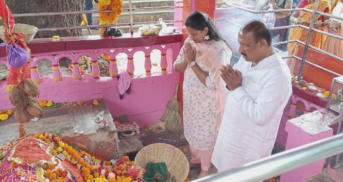 नवरात्रीच्या पहिल्याच दिवशी खोडाई मातेच्या चरणी गावित परिवार, जिल्ह्यासाठी सुख-समृद्धी, शांततेची प्रार्थना