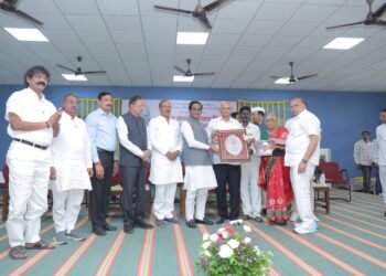 विचार मंथन,किसान दिनानिमित्त पद्मश्री डॉ.तात्याराव लहाने व आप की जय परिवार पुरुषोत्तम पुरस्काराने सन्मानित