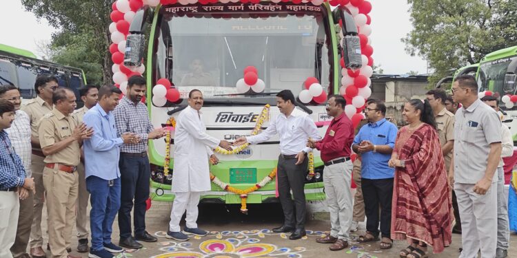 डॉ. विजयकुमार गावित यांच्या हस्ते नंदुरबारच्या ई-बस सेवेचा शुभारंभ