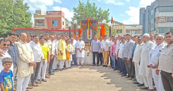 नगरपरिषद योजनेंतर्गत अंधारे चौकात तुळशी वृंदावन शिल्पाचे लोकार्पण