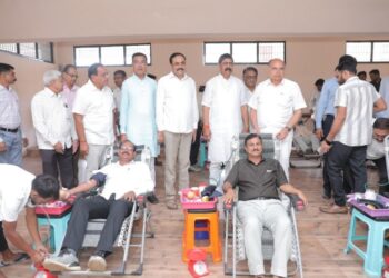 सहकार महर्षी, शिक्षण महर्षी स्व.अण्णासाहेब पी.के.पाटील यांच्या जयंतीनिमित्ताने आयोजित  शिबिरात 203 रक्तदात्यांनी केले रक्तदान