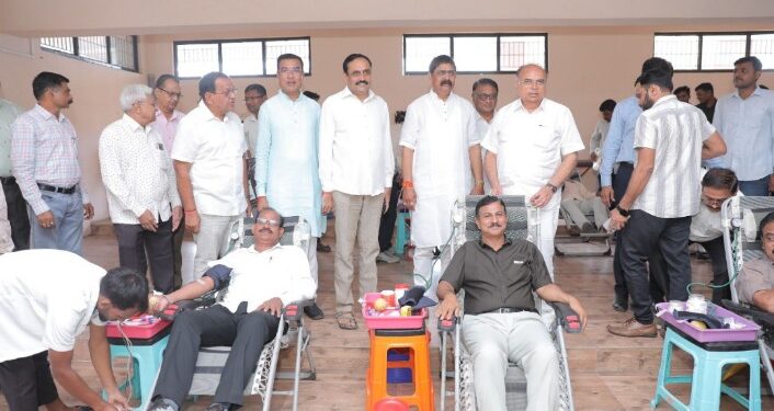 सहकार महर्षी, शिक्षण महर्षी स्व.अण्णासाहेब पी.के.पाटील यांच्या जयंतीनिमित्ताने आयोजित शिबिरात 203 रक्तदात्यांनी केले रक्तदान