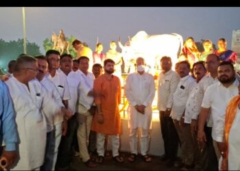 आ.चंद्रकांत रघुवंशींच्या हस्ते गाय वासरू शिल्पाचे लोकार्पण
