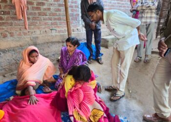 अपघातात मृत्यू झालेल्या विद्यार्थ्यांच्या कुटुंबीयांची जिल्हाधिकारी यांनी घेतली भेट