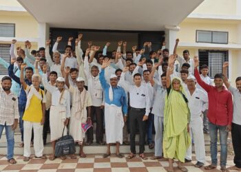 धडगावचा शेतकऱ्यांचा आक्रोश,मुसळधार पावसाने पिके वाहून गेली; उगवलेली कणीसे कुजली, दुष्काळग्रस्त घोषित करण्याची मागणी