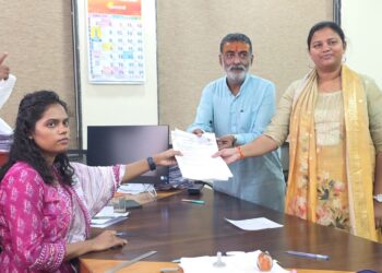 निष्ठावान कार्यकर्त्यासाठी माजी खा.डॉ.हिना गावित स्वतः बनल्या सूचक, केतन रघुवंशी यांच्या उमेदवारी अर्जावर दिली स्वाक्षरी