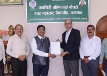 कबचौउमवितर्फे ज्येष्ठ पत्रकार दिलीप तिवारी यांना पीच. डी. प्रदान,केळी उत्पादकांची आर्थिक – सामाजिक स्थिती दाखवणारे हे एकमेव व्यापक संशोधन