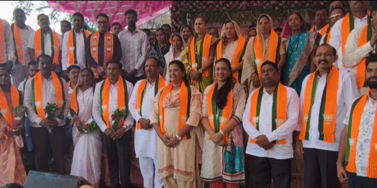डॉ. हिना गावित यांचे पुनरागमन होताच अक्कलकुवा तालुक्यातील शेकडो शिवसेना कार्यकर्त्यांनी केला भाजपात प्रवेश