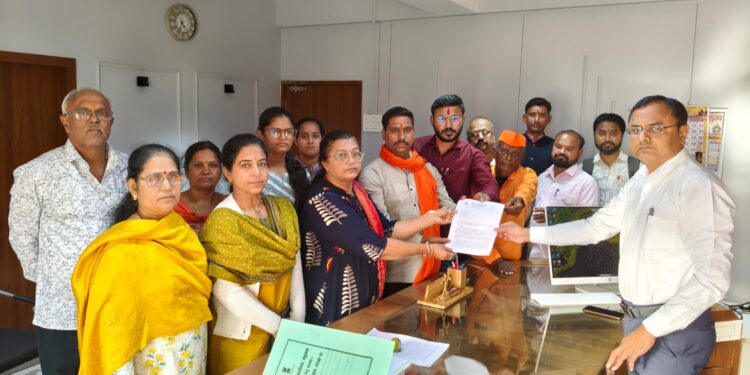 बांगलादेशावर निर्बंध घालण्यासह तेथील कट्टरतावादी गटांवर कारवाईची हिंदू संघटनांनी मागणी