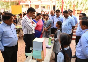 मिशन हायस्कूलमध्ये विज्ञान प्रदर्शनाचे उत्साहात आयोजन: चिमुकल्या शास्त्रज्ञांच्या कल्पकतेने सर्व थक्क