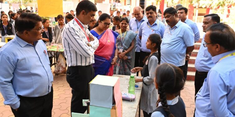 मिशन हायस्कूलमध्ये विज्ञान प्रदर्शनाचे उत्साहात आयोजन: चिमुकल्या शास्त्रज्ञांच्या कल्पकतेने सर्व थक्क