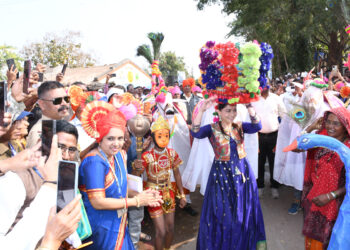 मुख्यमंत्री समृद्ध पंचायतराज अभियानांतर्गत नंदुरबारात अभिनेत्री सोनाली कुलकर्णी यांची भेट, गावाच्या विकास कामांची केली पाहणी