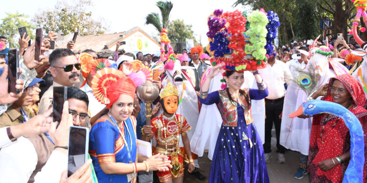मुख्यमंत्री समृद्ध पंचायतराज अभियानांतर्गत नंदुरबारात अभिनेत्री सोनाली कुलकर्णी यांची भेट, गावाच्या विकास कामांची केली पाहणी
