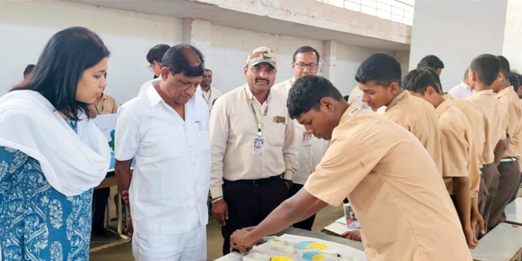 के. डी.गावित सैनिकी विद्यालयात शालेय विज्ञान प्रदर्शन