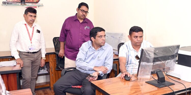 सहकार आयुक्त दिपक तावरे यांनी केली, पतसंस्थांच्या संगणकीकरणाच्या कामाची पाहणी