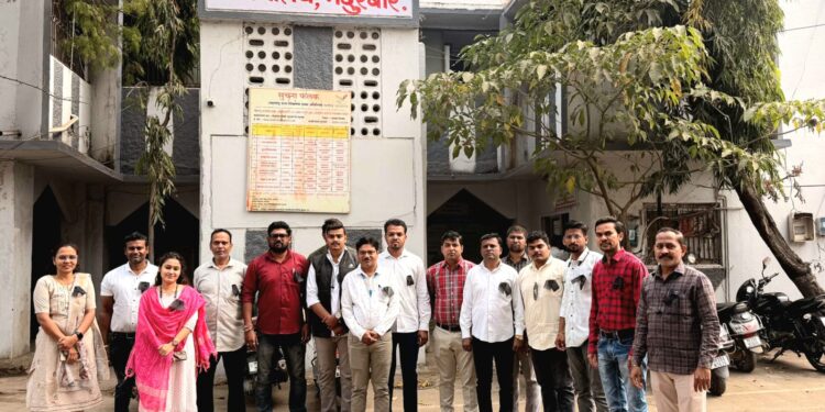 रोहयो’ कर्मचाऱ्यांचे काम बंद आंदोलन, काळ्या फीत लावून शासनाचा केला निषेध