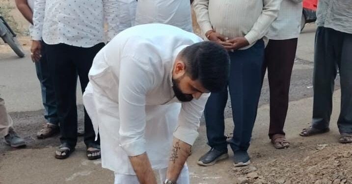 प्रभाग 5 मधील रस्ता डांबरीकरण कामाचे शिवसेना जिल्हाप्रमुख ॲड.राम रघुवंशी यांच्या हस्ते भूमिपूजन