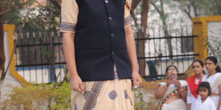 जिल्हाधिकारी कार्यालयात जिल्हाधिकारी डॉ. मित्ताली सेठी यांच्या हस्ते ध्वजारोहण