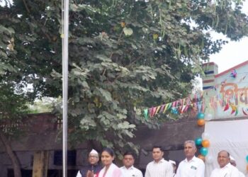 शिवदर्शन विद्यालयात माजी विद्यार्थिनीच्या हस्ते ध्वजवंदन