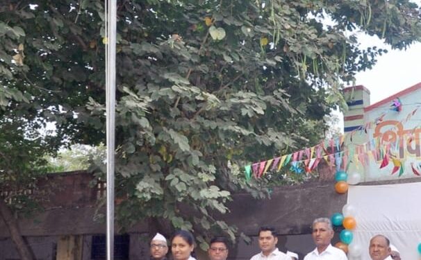 शिवदर्शन विद्यालयात माजी विद्यार्थिनीच्या हस्ते ध्वजवंदन