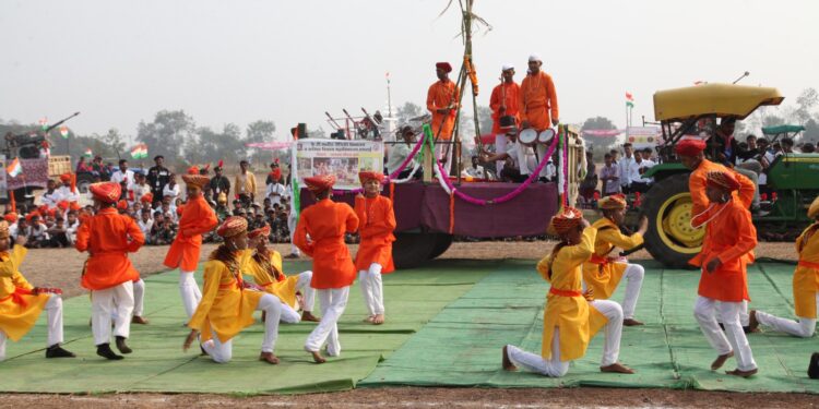 सैनिकी विद्यालयात पथसंचालनासह रॅलीद्वारे भारतीय विविधतेचे दर्शन