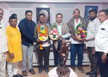 कृषी उत्पन्न बाजार समितीत सेवानिवृत्त कर्मचाऱ्यांचा सत्कार