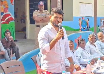 ॲड.राम रघुवंशी मित्र मंडळातर्फे तालुक्यातील पूर्व भागातील 500 विद्यार्थ्यांना स्वेटर वाटप