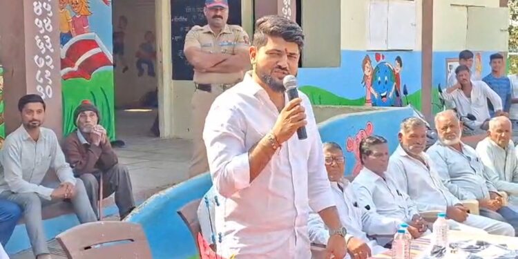 ॲड.राम रघुवंशी मित्र मंडळातर्फे तालुक्यातील पूर्व भागातील 500 विद्यार्थ्यांना स्वेटर वाटप