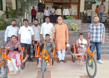 आ.चंद्रकांत रघुवंशींच्या स्थानिक आमदार विकास निधीतून तिघा दिव्यांगांना ई-सायकलीचे वाटप