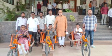 आ.चंद्रकांत रघुवंशींच्या स्थानिक आमदार विकास निधीतून तिघा दिव्यांगांना ई-सायकलीचे वाटप